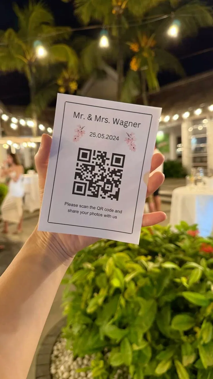 Invitación con código QR sostenida en la celebración