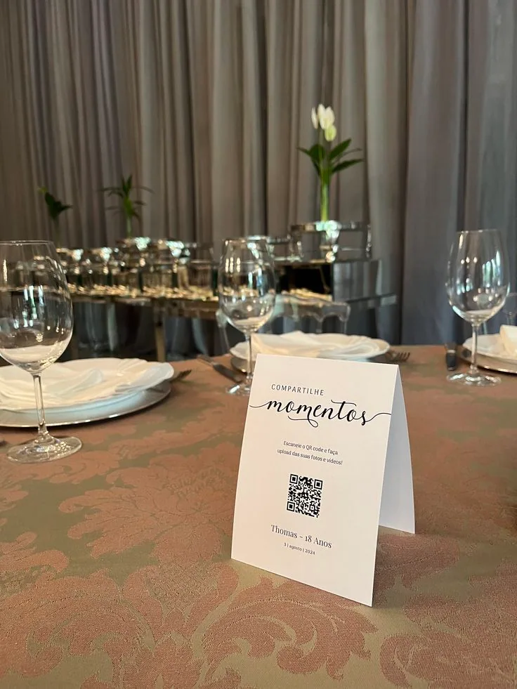 Tarjeta Momentos con código QR sobre la mesa