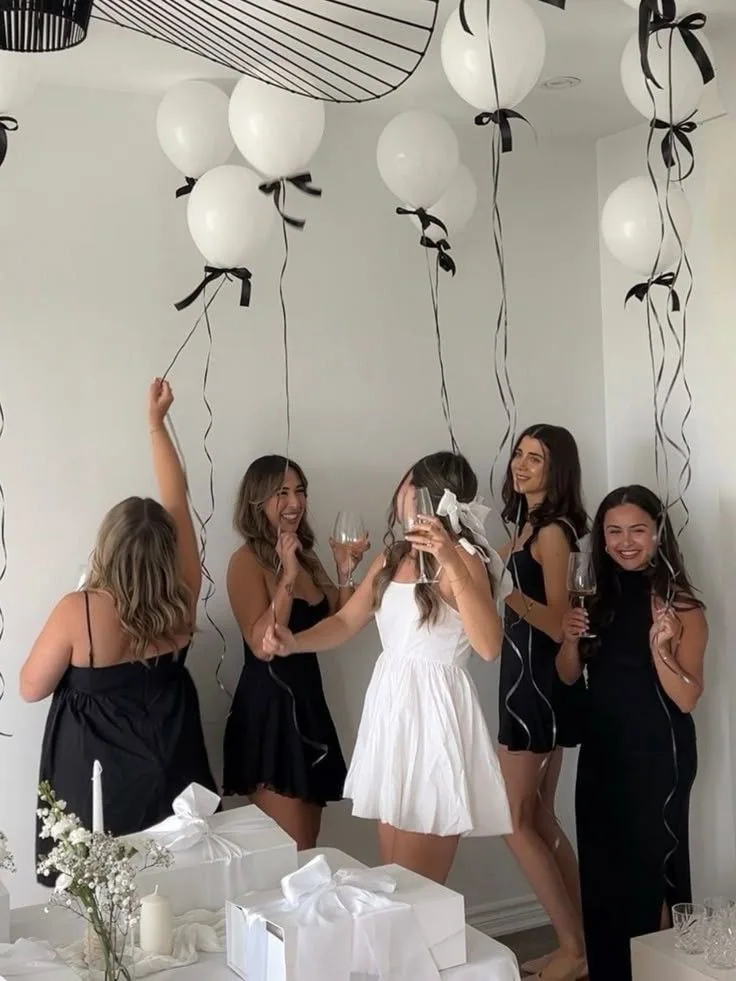 Amigas brindando durante la fiesta