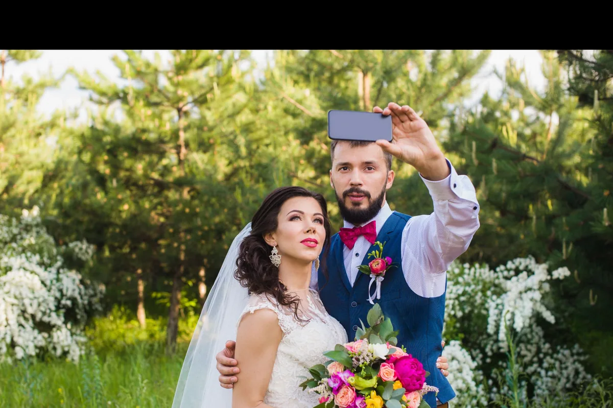 Pareja tomando una selfie durante su boda