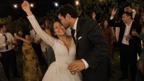 Invitados celebrando