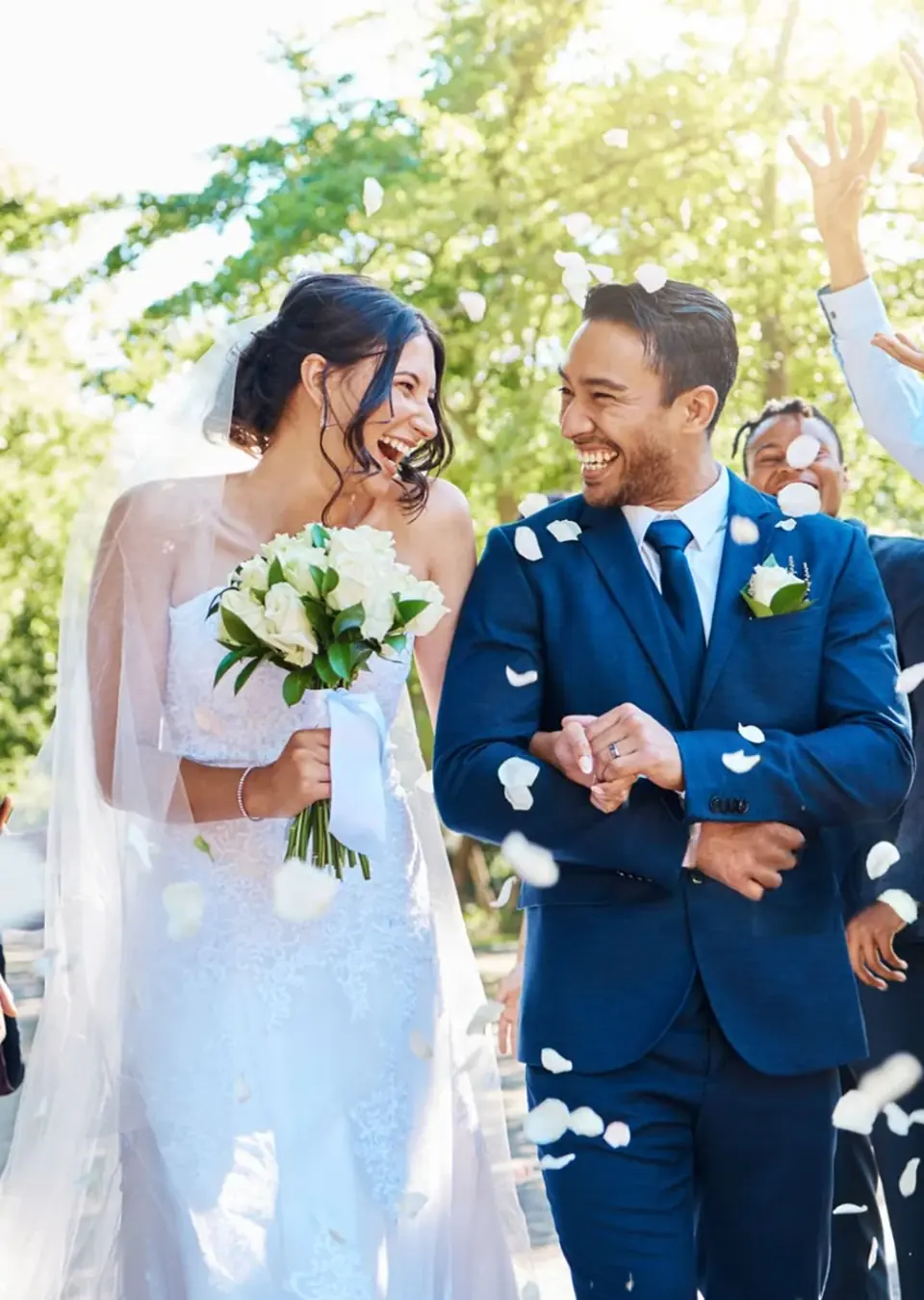 Pareja celebrando su boda entre amigos